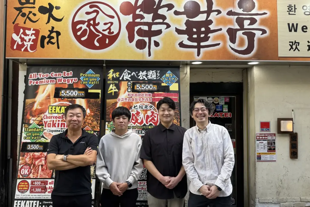 榮華亭 難波店の店頭にて